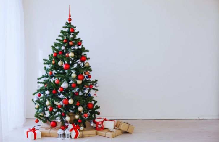 albero con palline e sotto regali di natale