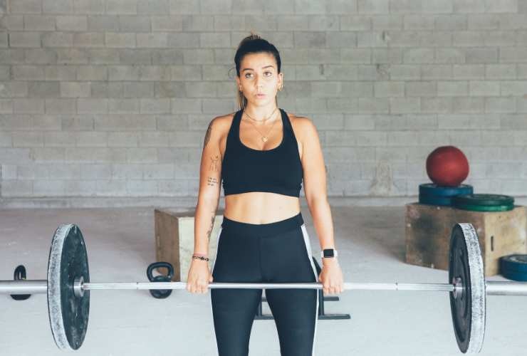 ragazza che fa stacchi con il bialnciere