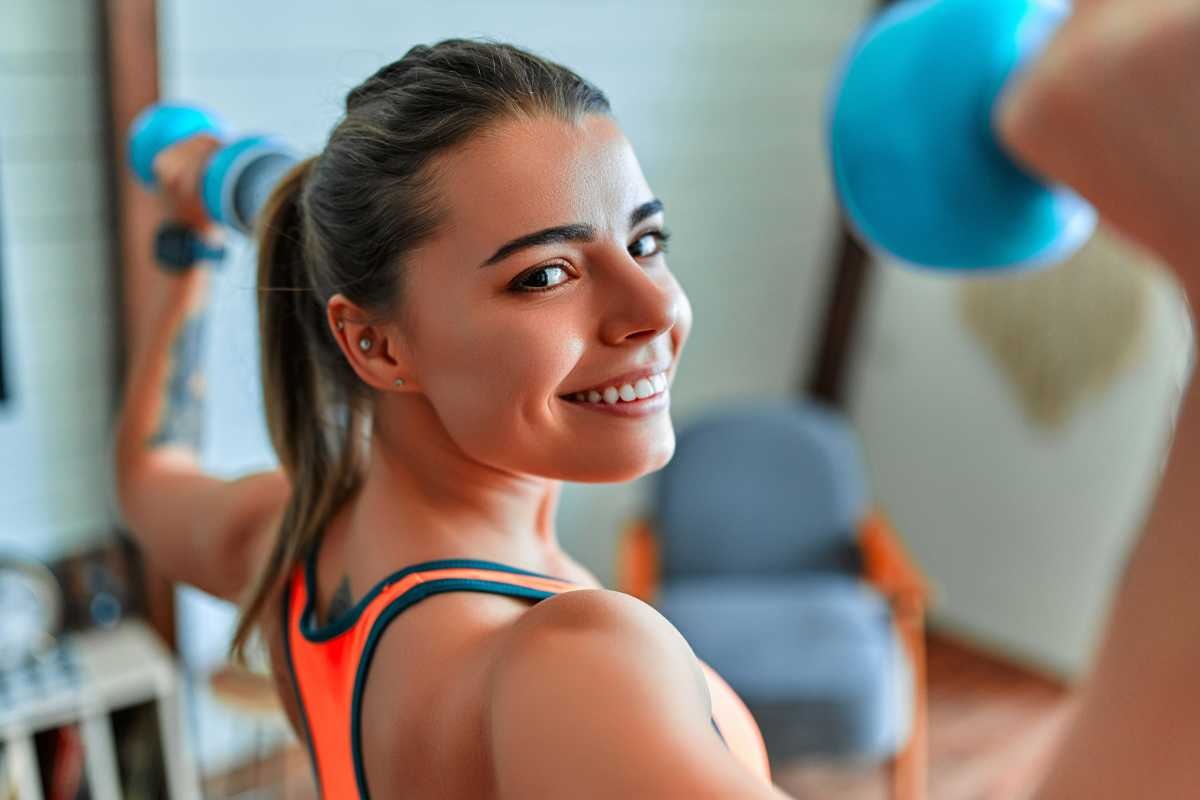 ragazza sorridente che fa allenamento