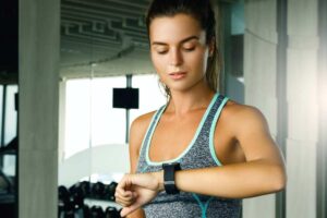 ragazza in palestra che guarda l'orario