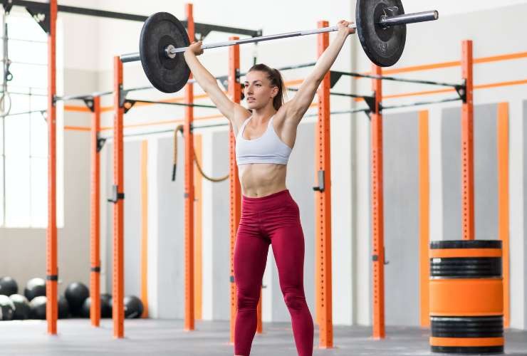 ragazza con il bilanciere