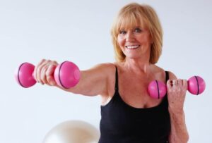donna si allena con i manubri