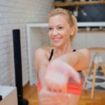 donna sorridente che si allena in casa