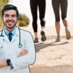 medico in primo piano e persone che camminano sullo sfondo