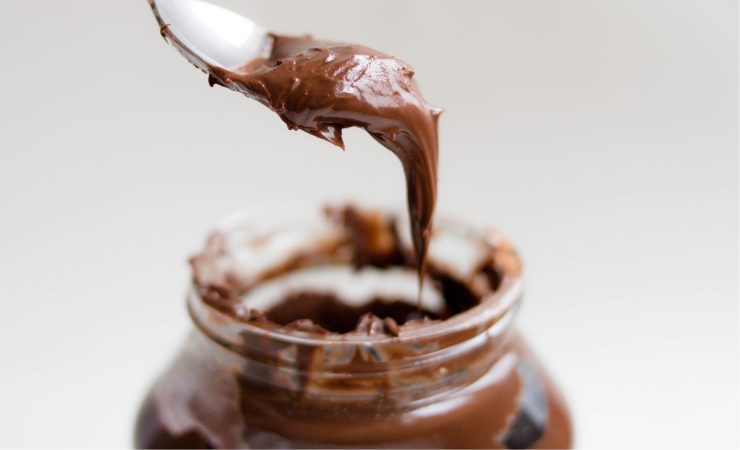 vasetto di crema spalmabile al cioccolato e cucchiaino