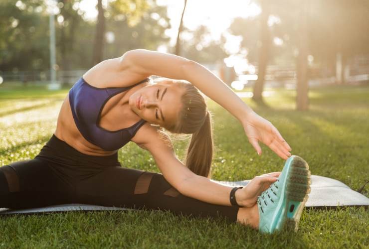ragazza che fa streatching
