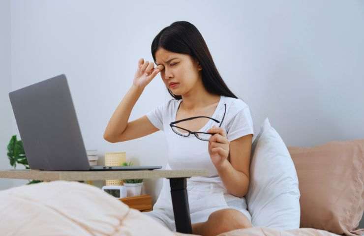 donna al pc si strizza gli occhi