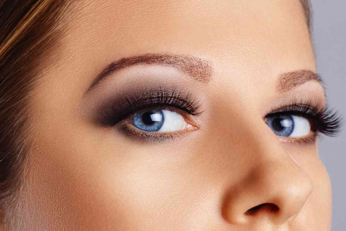 Donna con occhi azzurri truccati con smokey eye