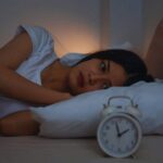 ragazza guarda la sveglia