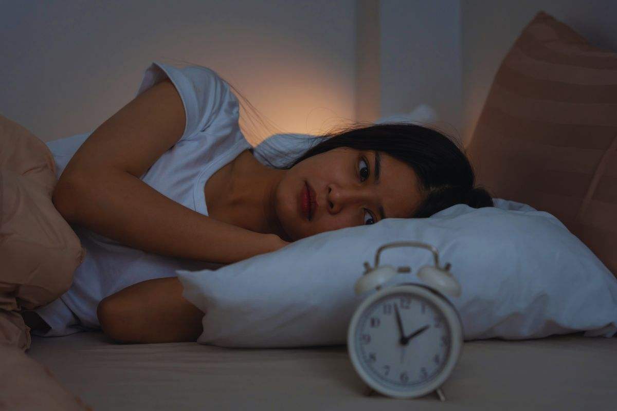 ragazza guarda la sveglia