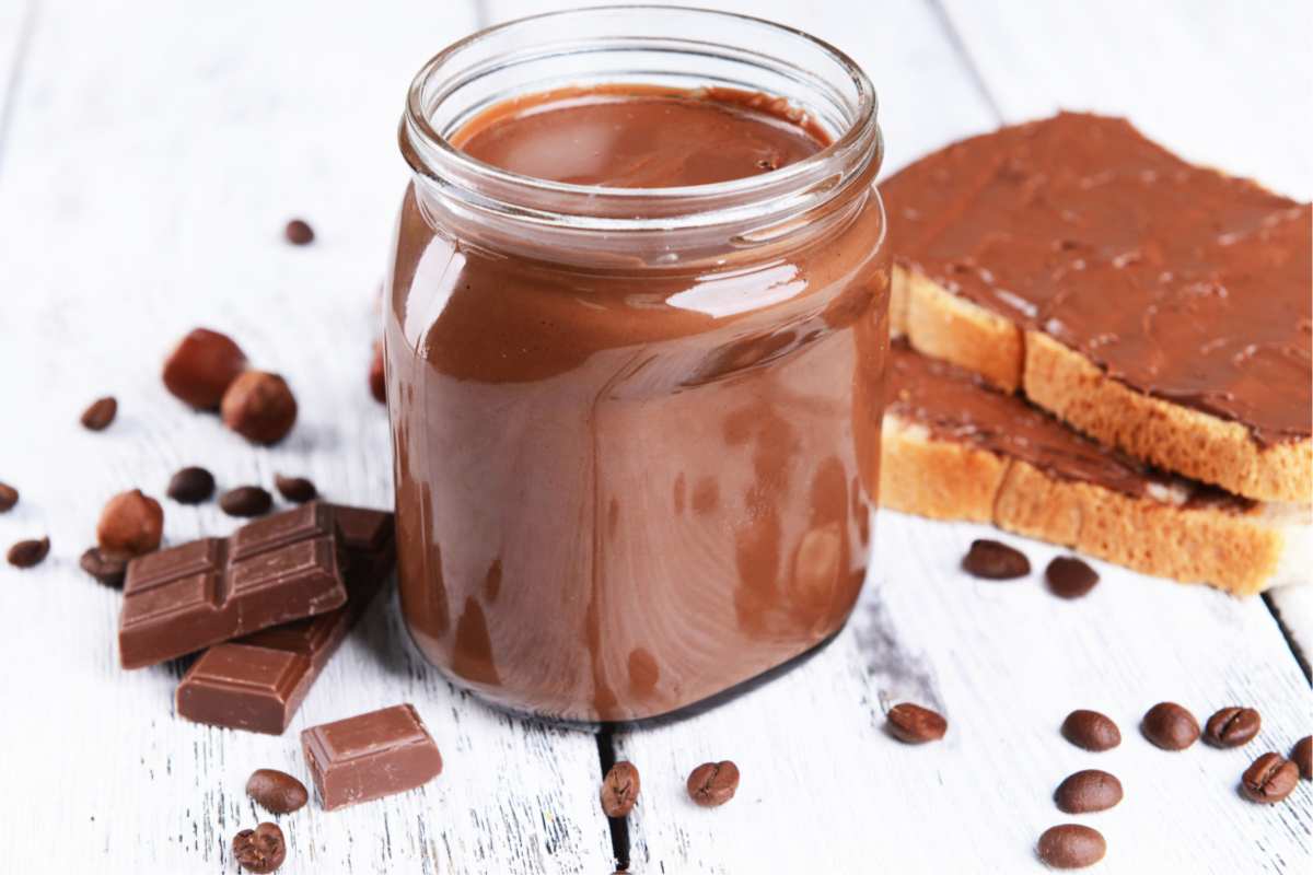 crema spalmabile al cioccolato e fette di pane