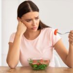 ragazza triste che mangia