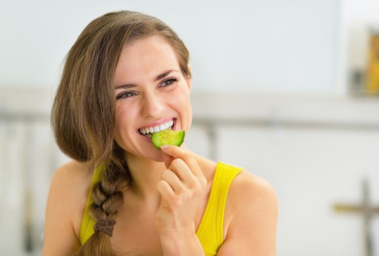 ragazza sorridente mentre mangia