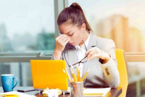 ragazza che si stropiccia gli occhi per lo stress