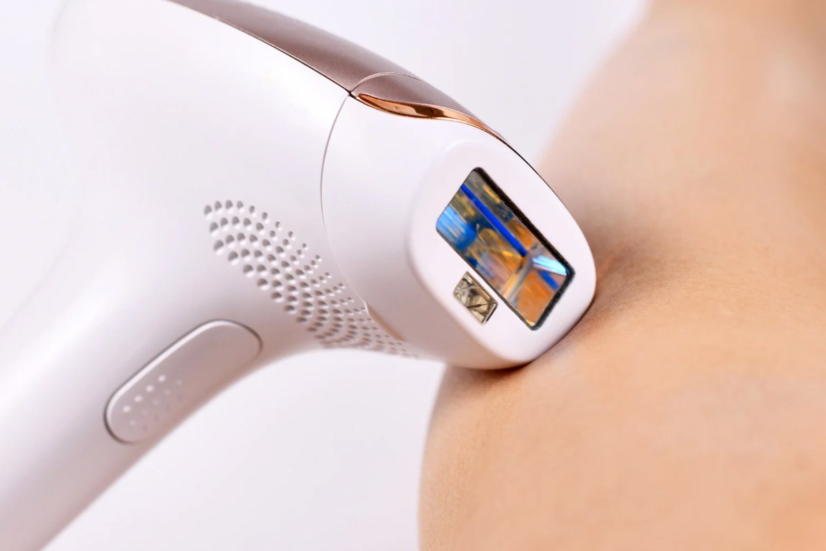 Dispositivo per epilazione a luce pulsata