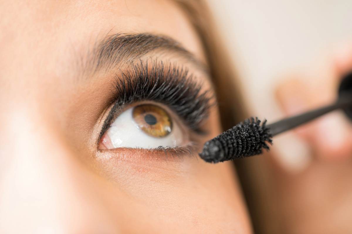 Scovolino mascara vicino a occhio