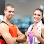 un ragazzo e una ragazza in palestra