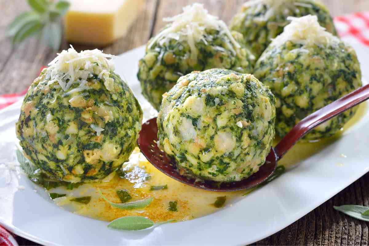 piatto con polpette spianaci e ricotta