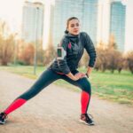 ragazza che fa attività fisica all'aperto