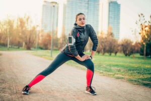 ragazza che fa attività fisica all'aperto