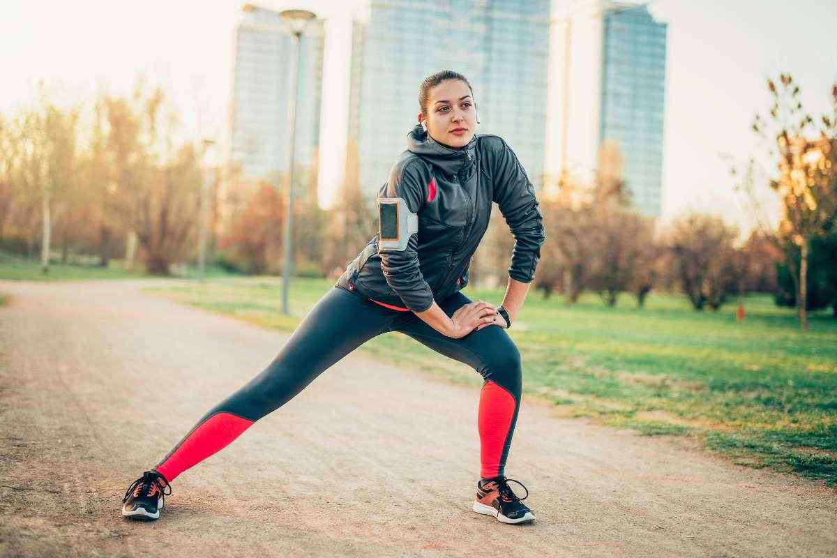 ragazza che fa attività fisica all'aperto