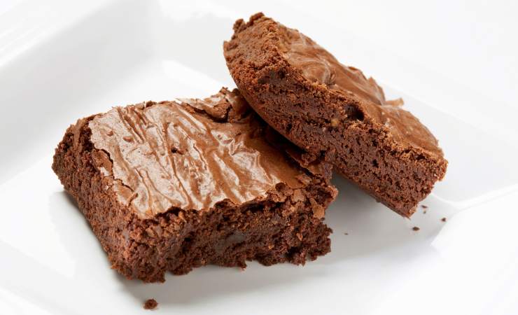 piatto con brownies al cioccolato