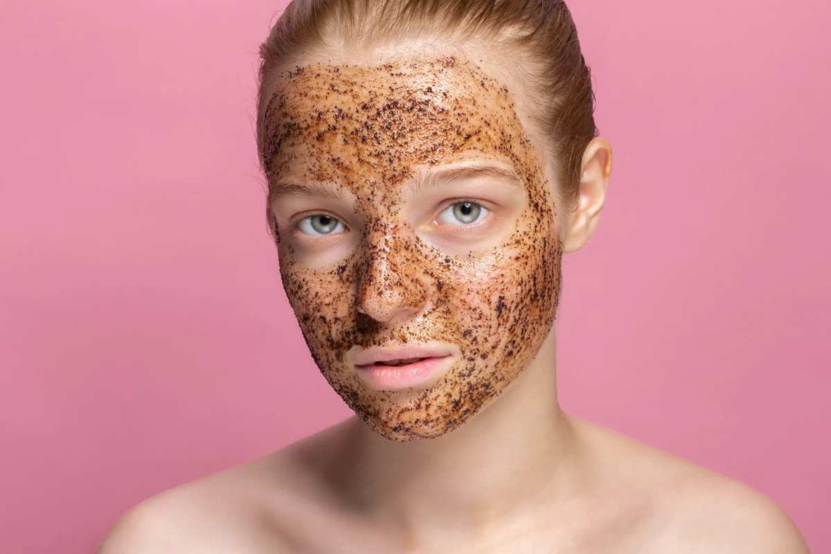 Donna con scrub sul viso