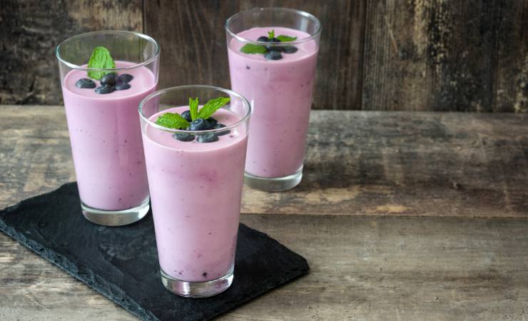 bicchieri di smoothie ai mirtilli