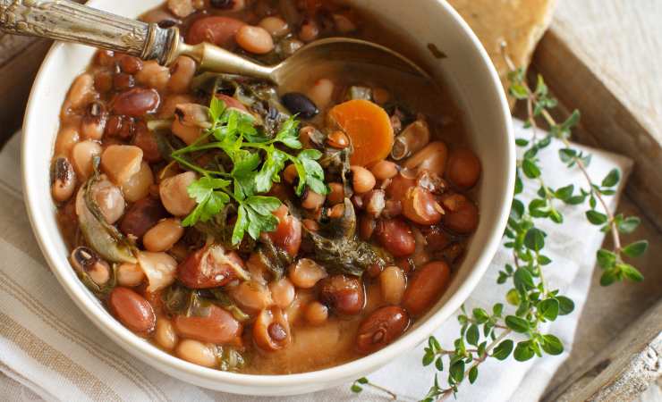 piatto e cucchiaio con zuppa di legumi