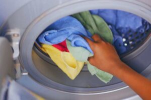 mano nella lavatrice