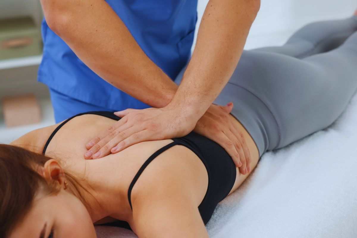 ragazza si fa fare massaggio