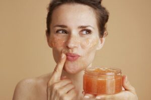 Donna con barattolo scrub in mano