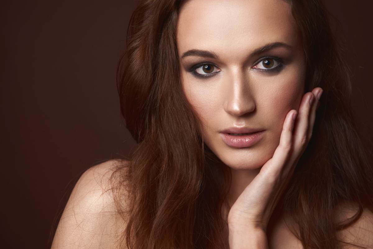 Donna con trucco smokey eye sugli occhi