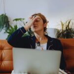 donna si tiene gli occhi