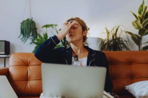 donna si tiene gli occhi