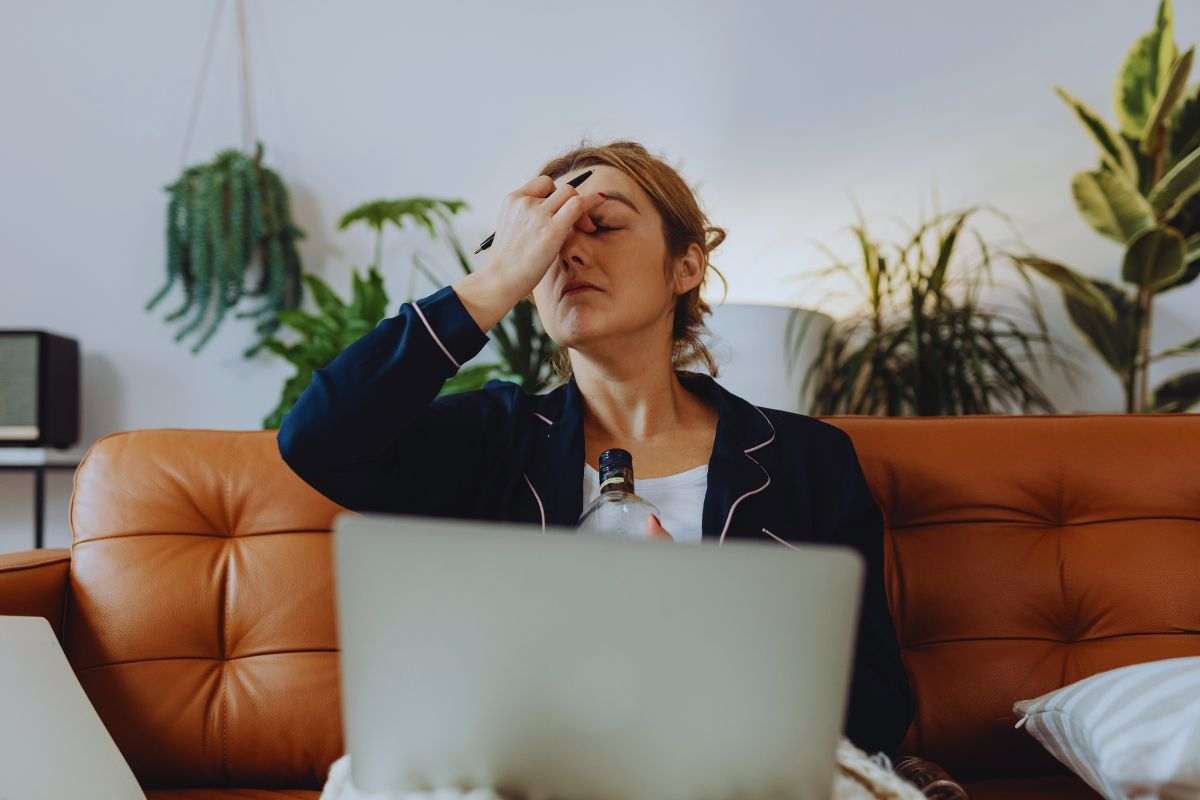 donna si tiene gli occhi