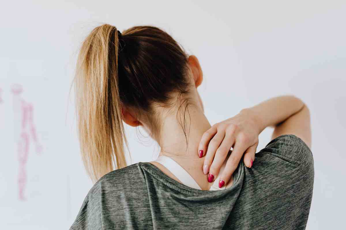 ragazza che si tocca le spalle