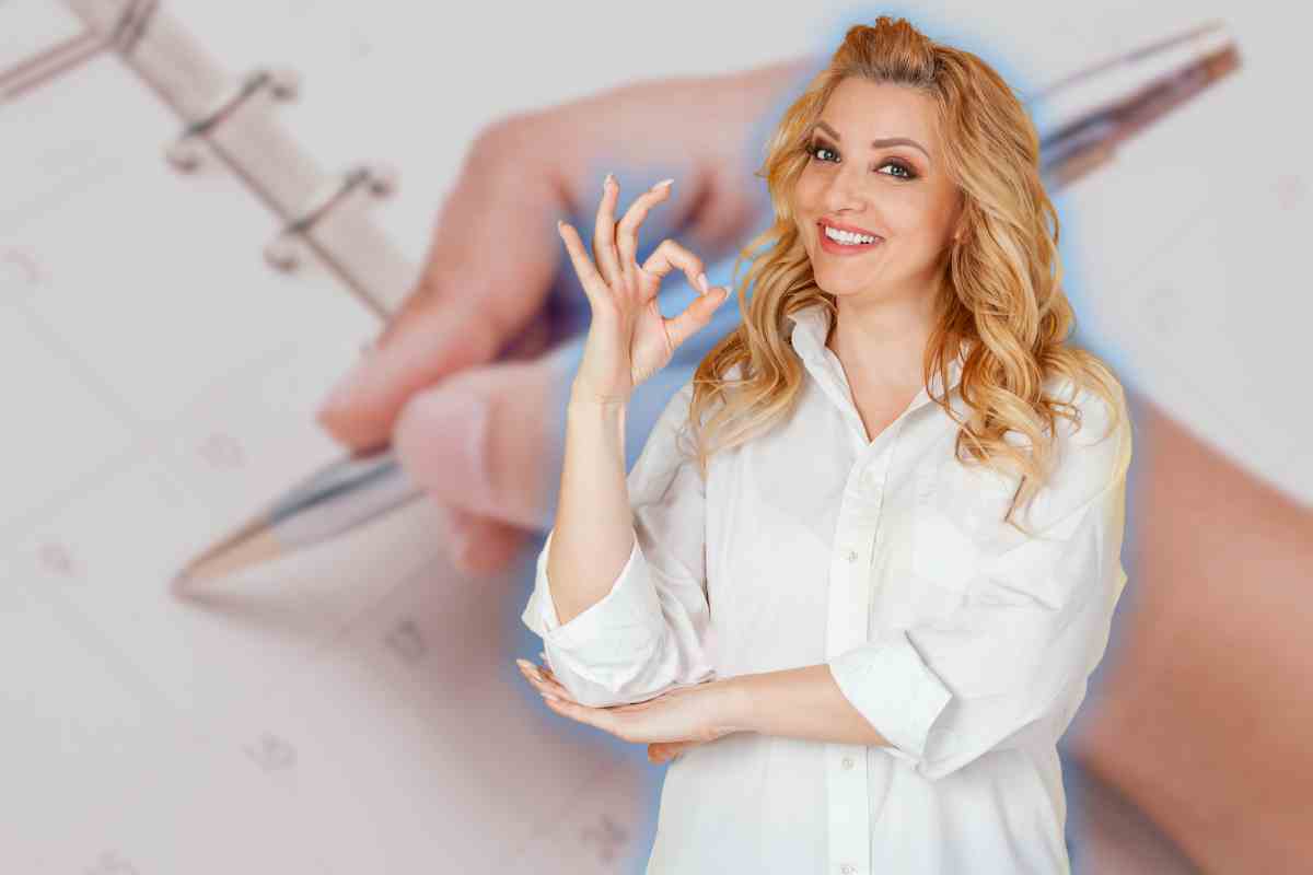 ragazza soddisfatta che fa ok con dietro un planning