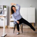 donna che fa allenamento sulla sedua in ufficio