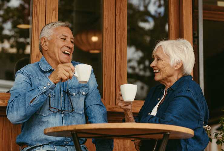 uomo e donna che bevono il caffè