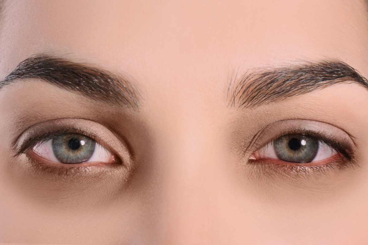 Occhi chiari con sopracciglia curate