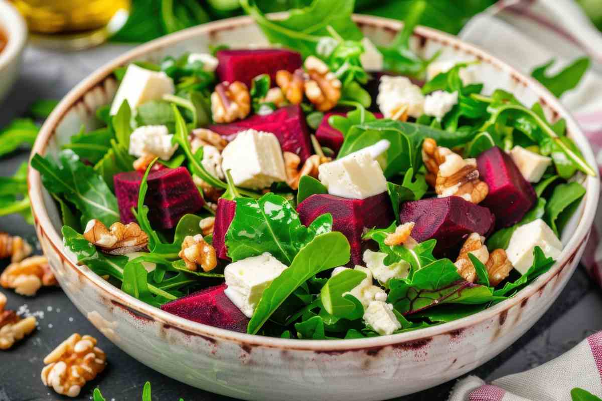 scodella di insalata di barbabietole feta e noci