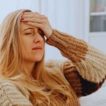 ragazza col mal di testa