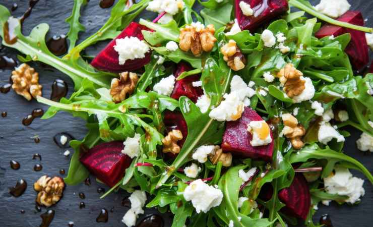 rucola barbabietola feta e noci